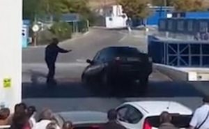 بالفيديو .. سائق روسي متهور يسقط بسيارته في البحر