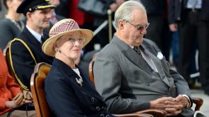 زوج ملكة الدنمارك يرفض أن يدفن إلى جانبها !