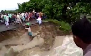 بالفيديو .. لحظة غرق أم و طفلها بانهيار جسر في الهند