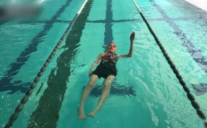 عمرها 103 أعوام .. يابانية تحطم أرقاماً قياسية في السباحة ( فيديو )