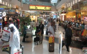 مواطن أوروبي ينهال بالضرب على شرطي إماراتي في مطار دبي