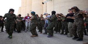 رقصن احتفالاً بإكمال تدريبهن .. رويترز : مجندات كرديات يتحضرن لمحاربة تنظيم ” داعش ” في الرقة ( فيديو + صور )