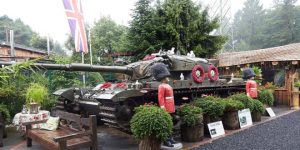 ألمانيا : بريطاني يقوم بتزيين حديقته بدبابة من الحرب العالمية !