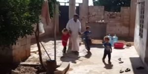 حمص : أب يتحدث عن معاناته مع طفلتيه المعاقتين بعد نزوجه من الحولة إلى الرستن في الريف الشمالي ( فيديو )