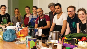 دويتشه فيله : مشروع اندماج يضع أطباق اللاجئين على الموائد الألمانية