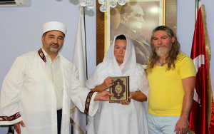 بعد أن درسته لـ 17 عاماً .. سيدة ألمانية تعتنق الإسلام في تركيا