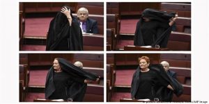 نائبة أسترالية مناهضة للإسلام و اللاجئين ترتدي ” البرقع ” داخل البرلمان !