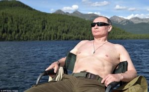 بالفيديو .. الرئيس الروسي فلاديمير بوتين يطارد ” سمكة ” تحت الماء في سيبيريا