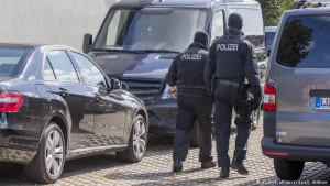 ألمانيا : الشرطة تداهم منزلي شخصين يشتبه بتخطيطهما لقتل ” سياسيين يساريين ” !