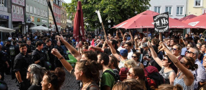 ألمانيا : المئات يتظاهرون احتجاجاً على مسيرة لحزب يميني متطرف
