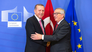 يونكر : تركيا تبتعد بخطى واسعة عن أوروبا