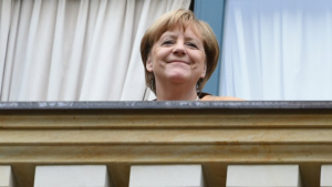 ألمانيا : المئات يقاضون ميركل بتهمة ” الخيانة ” !
