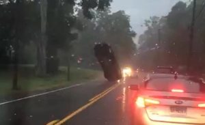 فيديو مدهش لسيارة تقف في الهواء من قوة العاصفة