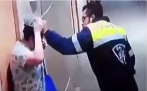 في تشيلي .. مسعف يركل حاملًا في بطنها داخل مستشفى ! ( فيديو )