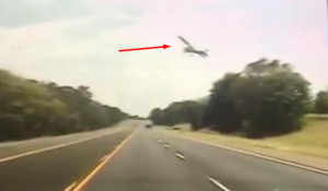 بالفيديو .. لحظة سقوط طائرة على طريق سريع في أمريكا