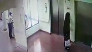 وضعته في كيس و هربت .. فيديو يكشف عن مختطفة الرضيع السعودي ( فيديو )