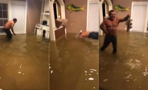 بالفيديو .. أمريكي يصطاد ” السمك ” في غرفة معيشته بعدما غمرت مياه الفيضانات منزله !