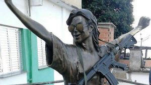 عصابة تضع ” سلاح رشاش ” على تمثال مايكل جاكسون في البرازيل !