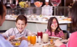 كيف تتخلصون من إزعاج أطفالكم في المطاعم و الأماكن العامة ؟