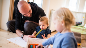 ألمانيا : دراسة حديثة تكشف أثر عمل الوالدين في المنزل و خارجه على الأطفال