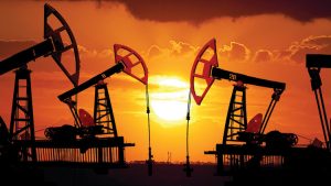 النفط يرتفع بفعل هبوط المخزونات الأمريكية لكن زيادة الإنتاج تكبحه