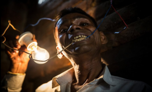 بالفيديو .. رجل هندي يتغذى على الكهرباء عندما يشعر بالجوع !