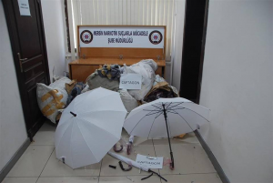 كميات كبيرة مخبأة داخل ” قبضات المظلات ” .. تركيا : اعتقال شابين سوريين بتهمة الإتجار بالمخدرات في مرسين ( صور )