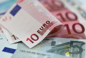 ارتفاع اليورو يدفع أسهم أوروبا لأدنى مستوى في أسبوعين