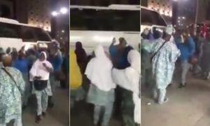 بالفيديو .. رجال و نساء نيجيريين يرقصون في شوارع المدينة المنورة احتفالاً بوصولهم لأداء فريضة الحج !