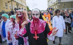 السويد : مئات ” الزومبي ” يتوجهون إلى أستوكهولم للمشاركة في ” مسيرة يوم الموتى ” ( صور )