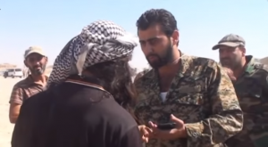 الإعلام الروسي ينشر ما قال إنه ” حوار بين جندي سوري و عنصر من النصرة ” قبل خروجه من القلمون إلى إدلب ( فيديو )