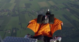 بالفيديو .. هولندي يحلق في السماء باستخدام ” حذاء نفاث “