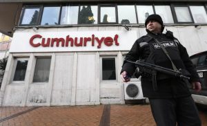 تركيا : محاكمة صحافيين من ” جمهورييت ” بتهمة الإرهاب