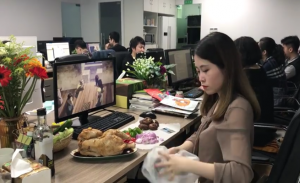بالفيديو .. صينية تطبخ دجاجة على طاولة العمل !