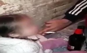 في الأرجنتين .. والدان يجبران طفلتهما على تناول الكحول و المخدرات ( فيديو )