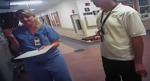 بالفيديو .. لحظة تكبيل ممرضة رفضت أخذ الدم من ” فاقد للوعي ” وفق القوانين الأمريكية