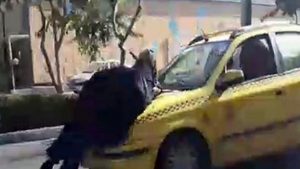 بالفيديو .. سائق إيراني يعذب زوجته بطريقة غير مسبوقة