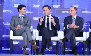 رئيس الوزراء الكندي جاستن ترودو يرتدي جوارب ” مضحكة ” في مؤتمر عالمي !