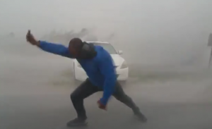 بالفيديو .. أمريكي يقف في وجه رياح ” إعصار إيرما ” لقياس سرعتها !