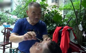 بالفيديو .. حلاق صيني ينظف عيون زبائنه بالـ ” سكين ” !