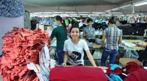 مدينة فيتنامية تمنع موظفيها من ارتداء الجينز في العمل !