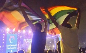 لأول مرة في مصر .. جمهور يرفع علم التضامن مع ” المثليين جنسياً ” خلال  حفل غنائي