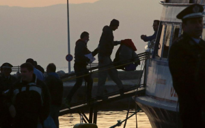 سابقة قد تشمل مئات الحالات المماثلة لاحقاً .. ترحيل إجباري للاجئين سوريين من اليونان إلى تركيا