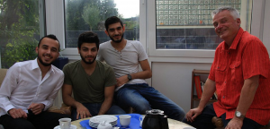 ألمانيا : مواطن ألماني يستضيف ثلاثة شبان سوريين في منزله و يساعدهم ببناء مستقبلهم في وطنهم الجديد
