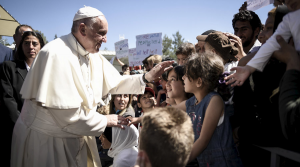 البابا يدعو إلى استقبال اللاجئين بـ ” أذرع مفتوحة “