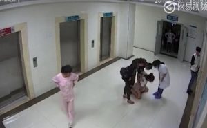 امرأة صينية جاءها المخاض .. فألقت بنفسها من الطابق الخامس !