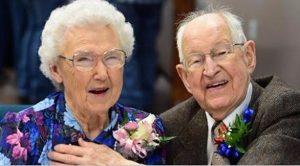 مسنان أميركيان يحملان اسمي ” هارفي ” و ” إرما ” يحتفلان بعيد زواجهما الـ 75