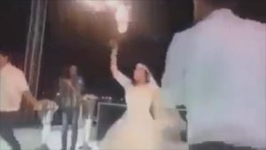 بالفيديو .. عروس مصرية ترقص بالـ ” شمروخ الناري ” في حفل زفافها