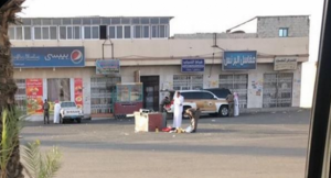 السعودية : لصوص يقتلعون صرافاً آلياً و يتركونه بأحد شوارع عسير ! ( فيديو )