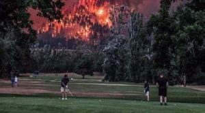 بالفيديو .. لاعبون أميركيون يمارسون الـ ” غولف ” وسط حريق ضخم !